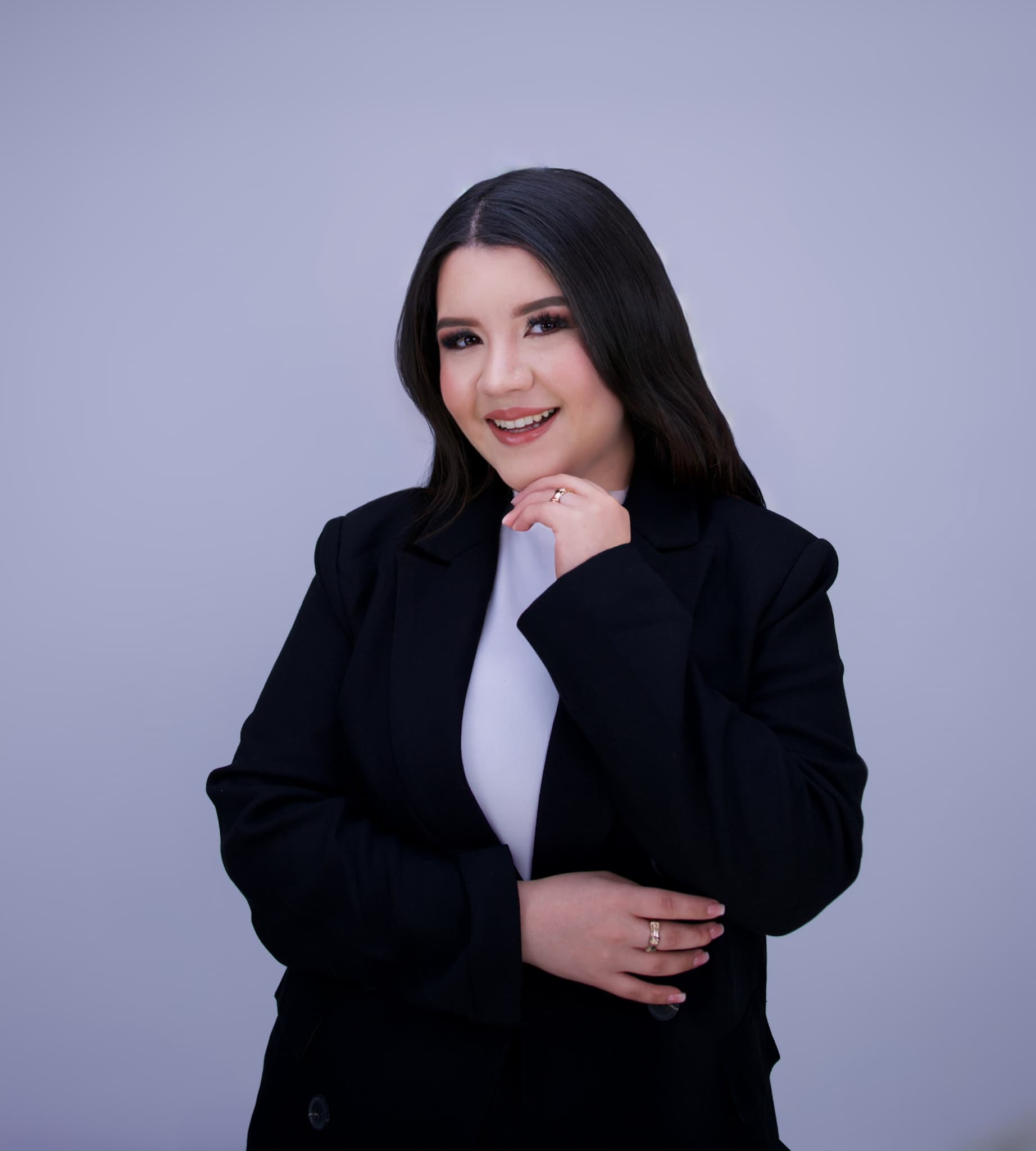 Manicura profesional aplicando esmalte a una clienta en un spa