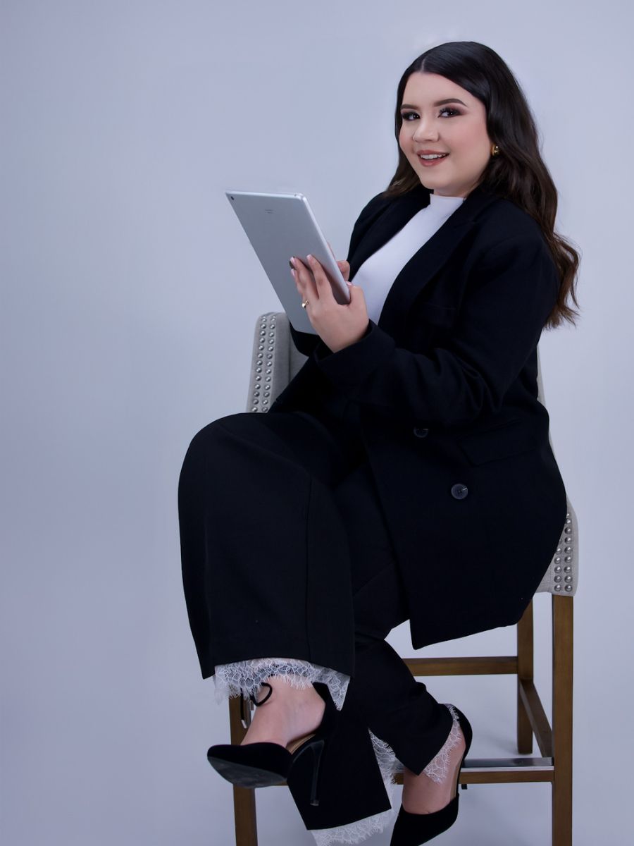 Alumna de Maje Nails Academy trabajando